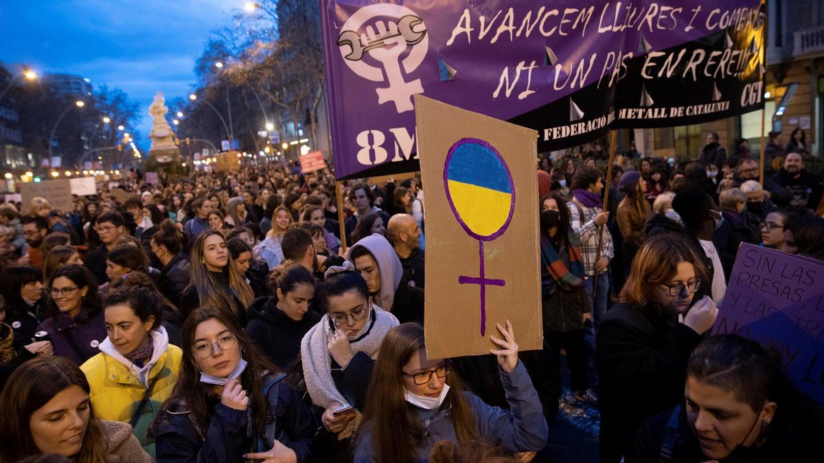 Miles de mujeres se manifiestan en Barcelona el 8M