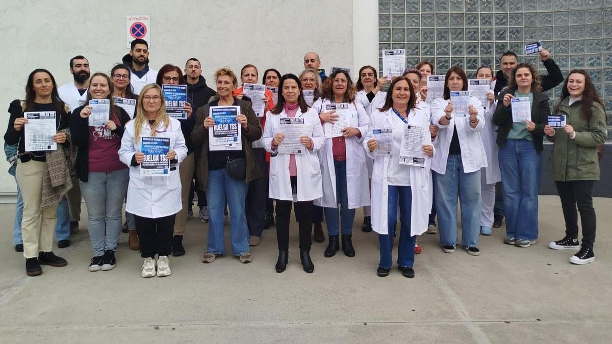 Concentración de técnicos superiores sanitarios, ayer, en el Meixoeiro.