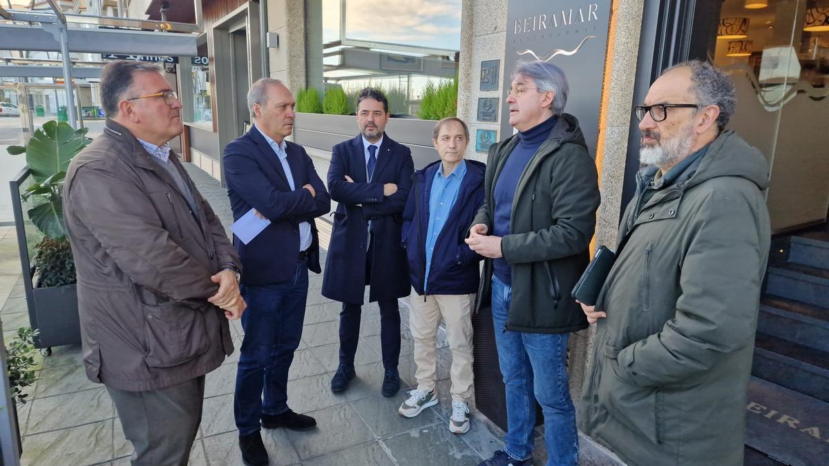 La visita de Reguera (2º i.) al restaurante meco Beiramar, esta mañana.