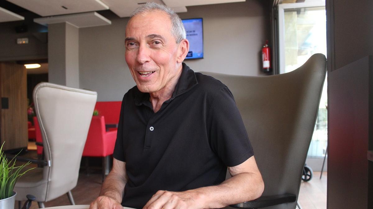 Josep Fernández durant l’entrevista mantinguda a la cafeteria de l’Hotel Ronda de Figueres.