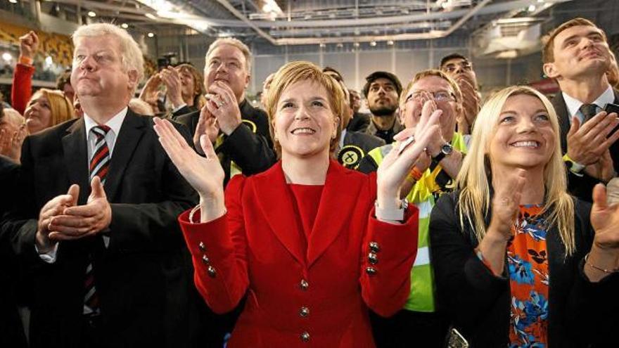 La líder de l&#039;SNP, Nicola Sturgeon, al centre, durant el seguiment dels resultats electorals