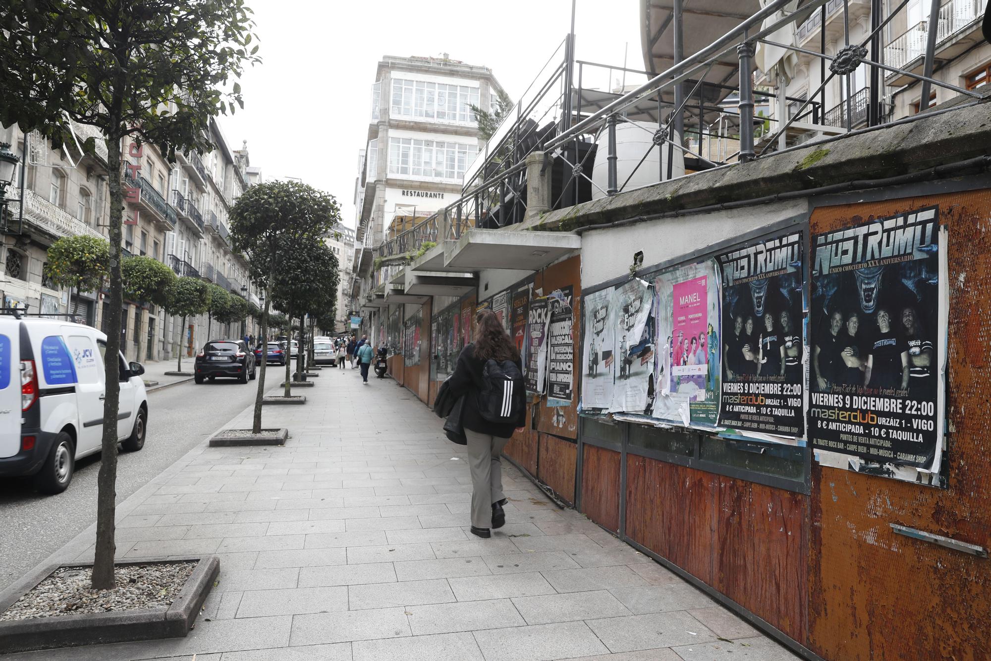 Locales comerciales cerrados y con carteles en la calle Carral