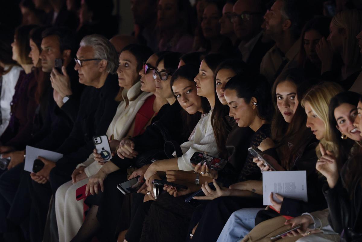 Victoria Federica (c) asiste al desfile de Simorra celebrado este viernes en el marco de la Semana de la Moda de Madrid (MBFW)
