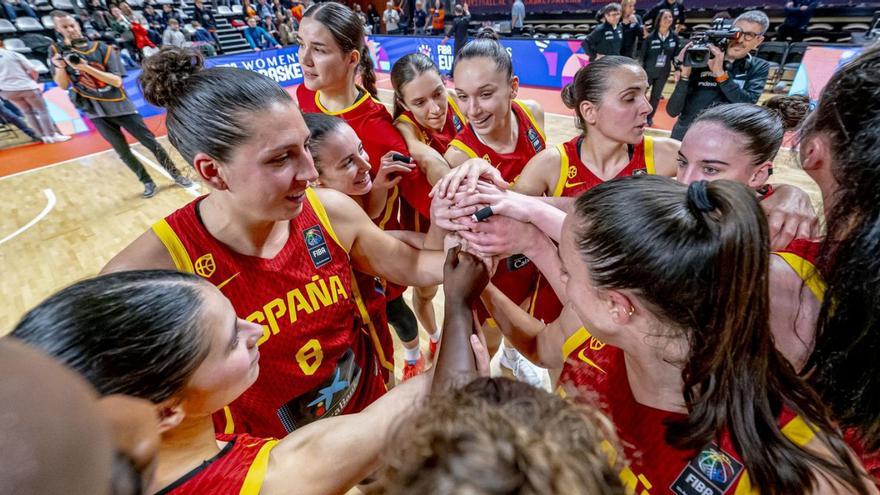 Arriba, las jugadoras se felicitan tras el partido. A la izquierda Miguel Méndez con su ayudante Pablo Martínez. | FEB