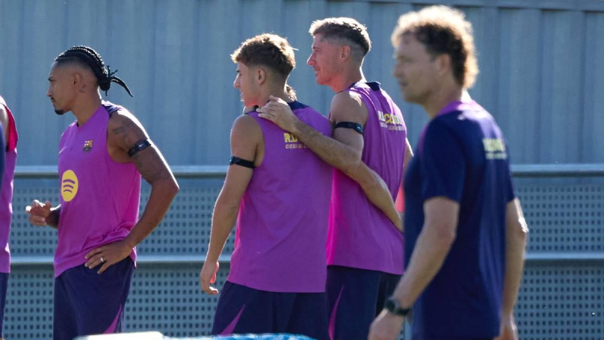Fermín, abrazado con Lewandowski durante el entrenamiento
