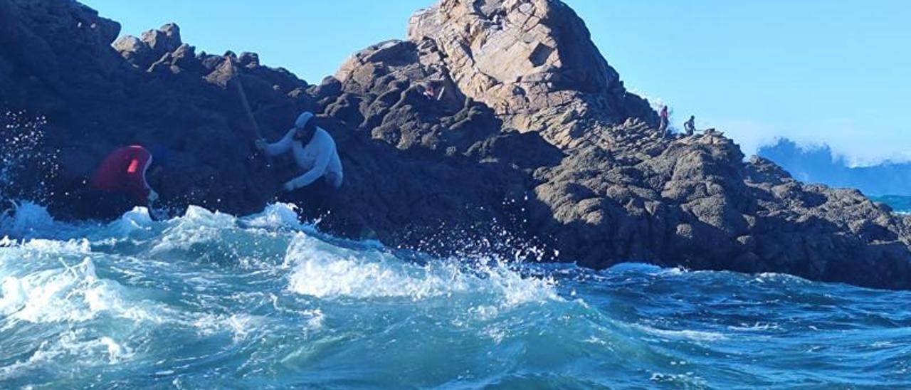 La arriesgada batalla del hombre y el mar por los percebes en Cangas.