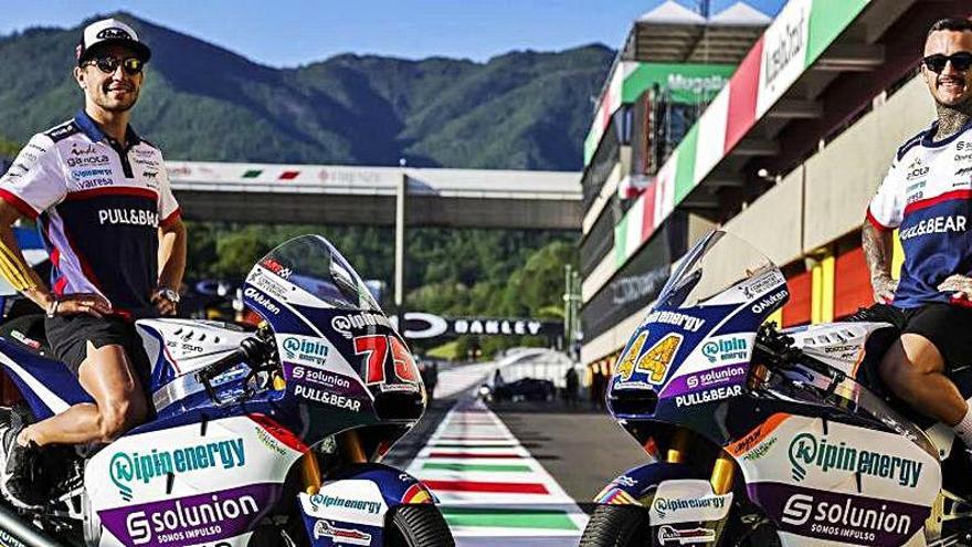 Albert Arenas y Arón Canet posan con sus motos en Mugello