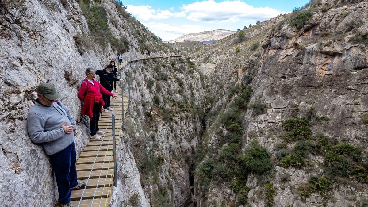 Un sendero por las nubes en el Relleu: Caminar a 40 metros de altura sobre un profundo barranco