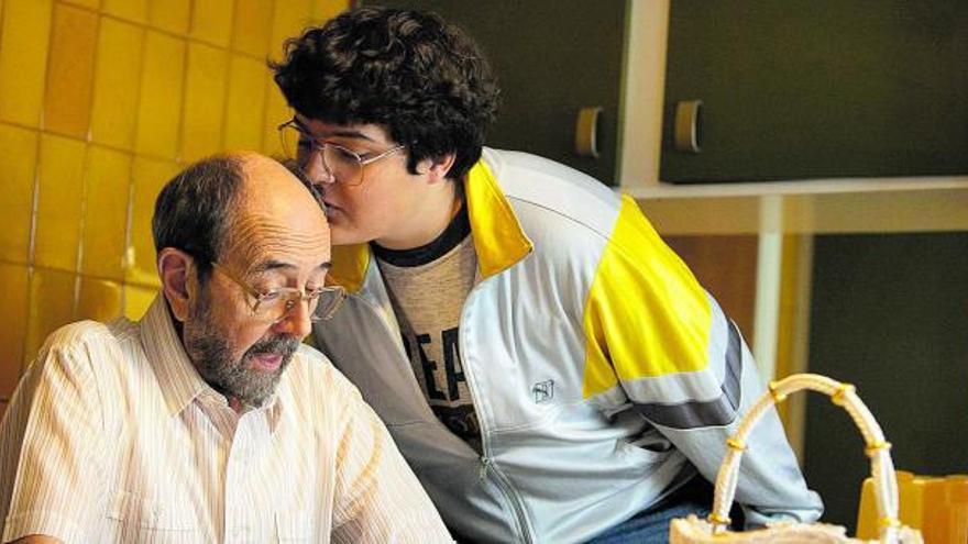 Miguel Rellán  da vida al padre de Roberto y Gabriel Sánchez al joven Roberto.   | (L) TNT