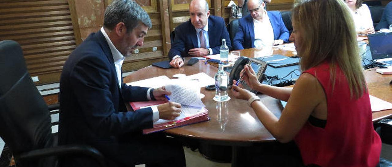 Fernando Clavijo firma un documento, ayer, en un instante del Consejo de Gobierno celebrado en la capital grancanaria.