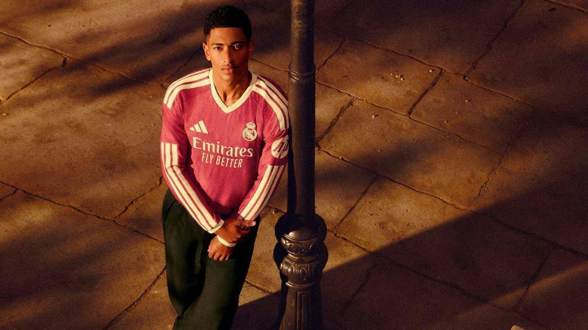 Jude Bellingham posa con la camiseta de la tercera equipación del Real Madrid para la temporada 26-27.