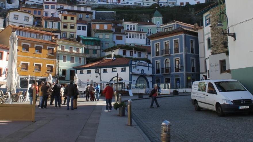 Un grupo de niños, expulsado de dos parques públicos en Cudillero por jugar al balón