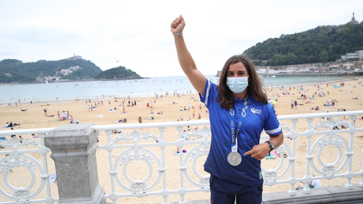 Maialen Chourraut ofrece su medalla a las orillas de La Concha