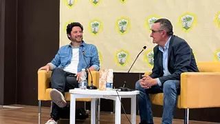 Un viaje desde Berlín a Afganistán y Colombia: la novela inspirada en las vivencias de un cooperante humanitario