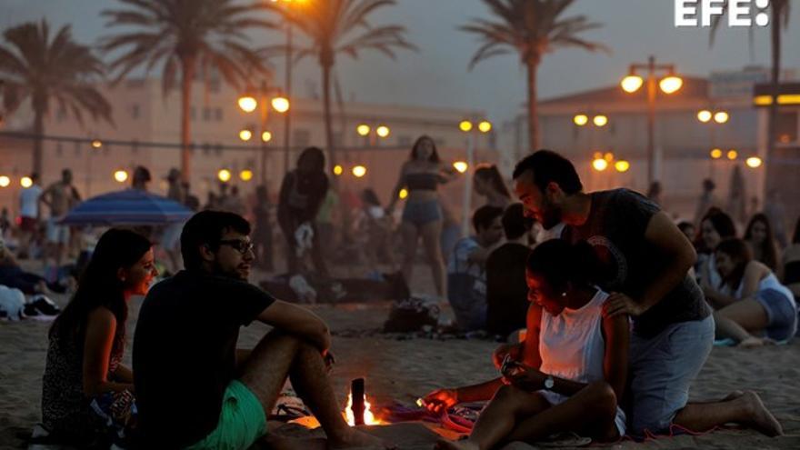 Las playas de Alicante se llenan de gente que acude a disfrutar de las hogueras de San Juan.