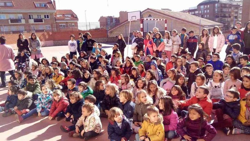 El CEIP Buenos Aires celebró el Día de la Paz en el patio.