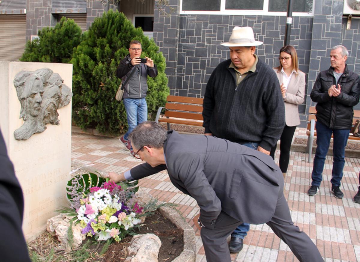 L'alcalde, Joan Carles Batanés, dipositant el ram de flors