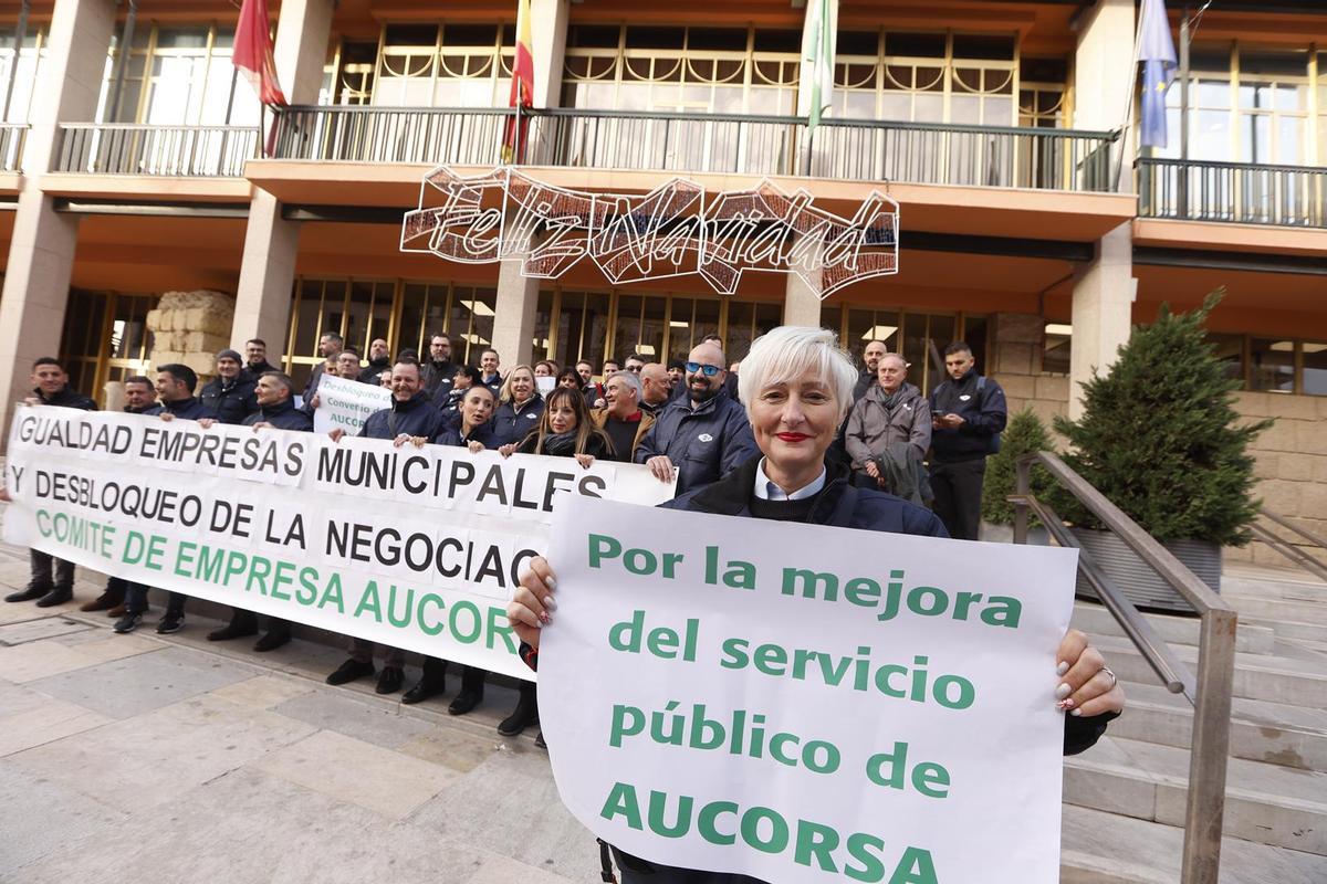 Los trabajadores de Aucorsa se han concentrado a las puertas del Ayuntamiento de Córdoba.