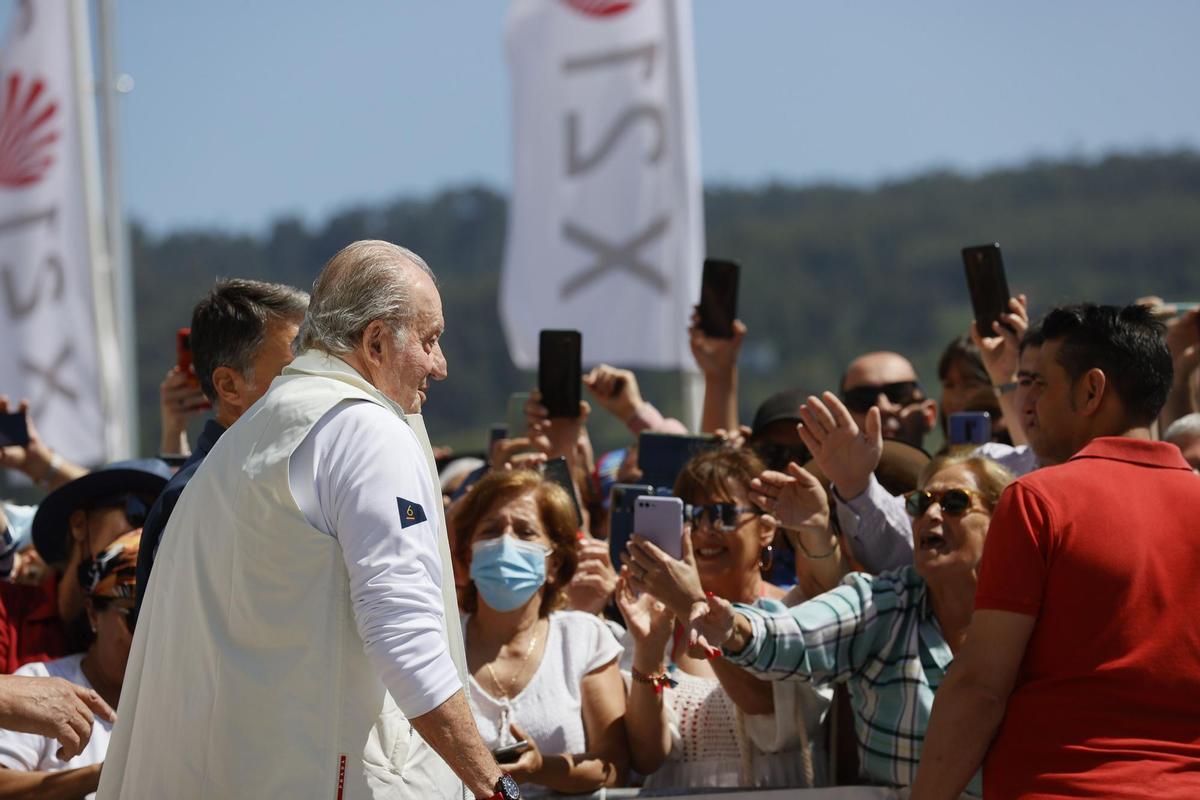 El rey emérito Juan Carlos I, a su llegada a las instalaciones del Real Club Náutico de Sanxenxo.