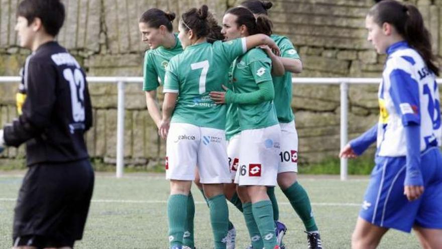 Varias jugadoras de El Olivo celebran un gol durante esta temporada. // Marta G. Brea