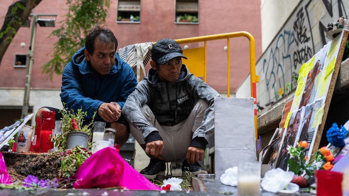Jimmy Pérez y Smile observan las ofrendas en el lugar donde murió Samira y que están cuidando.