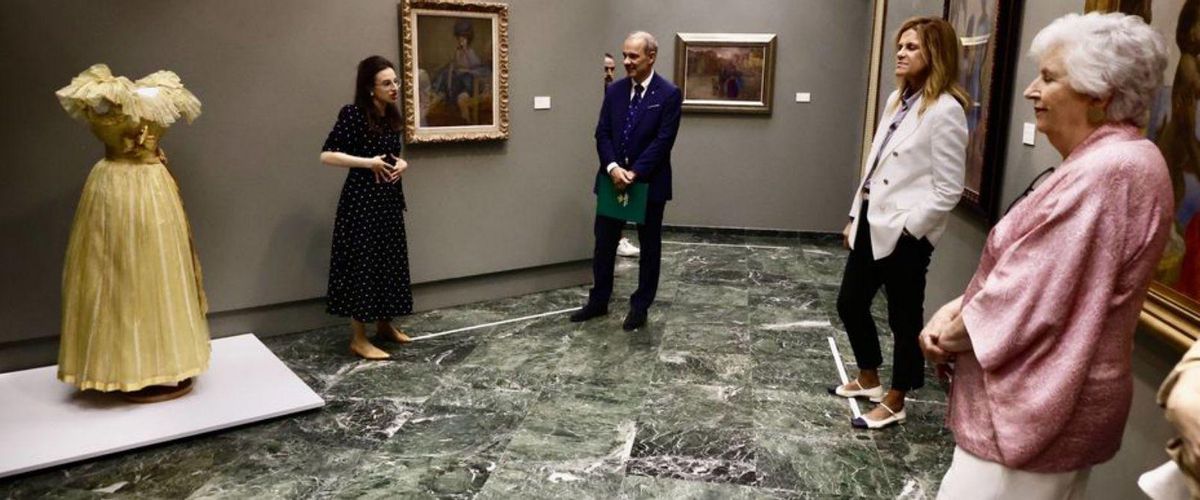 Firma de un acuerdo con caja rural de asturias para el apoyo a la labor educativa. La visita de Caja Rural de Asturias al Evaristo Valle, ayer.