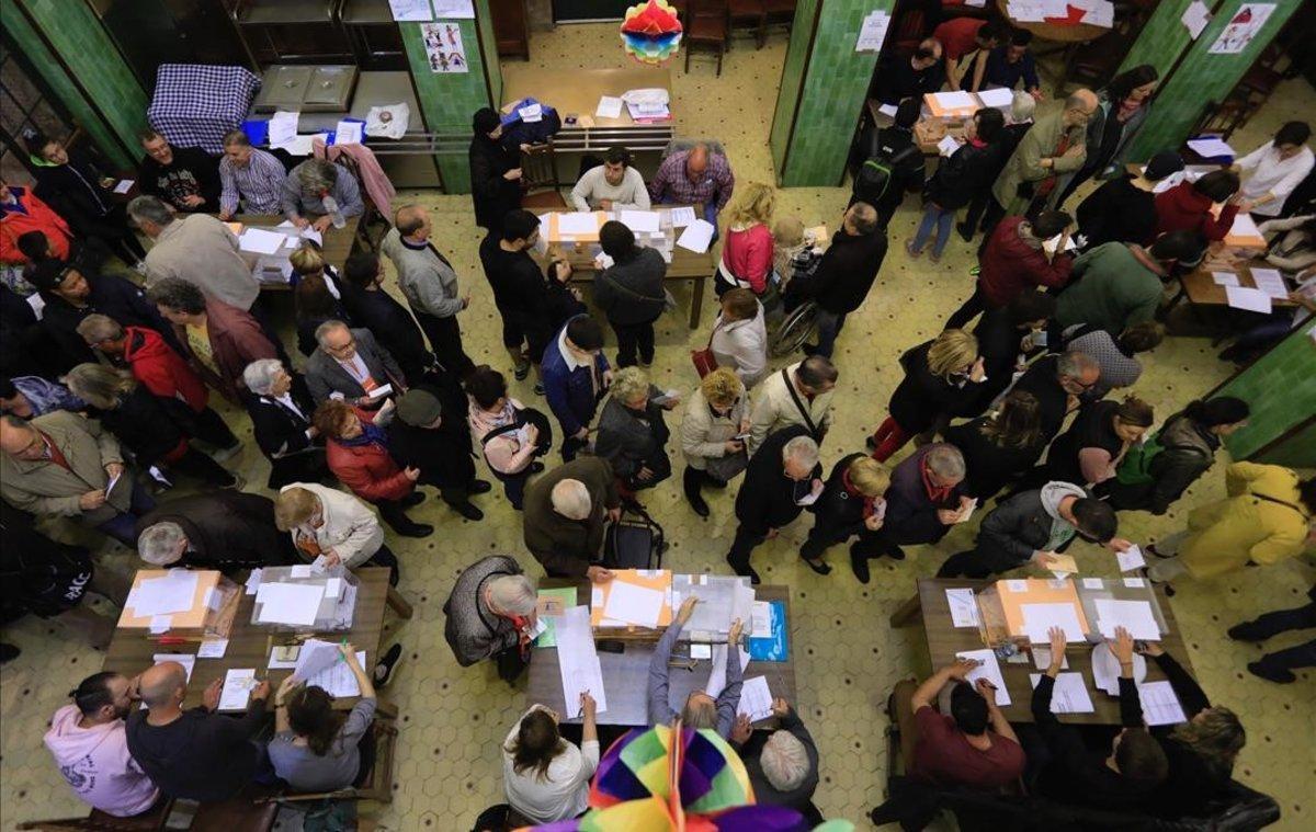 Votaciones en el colegio Escola Casas en el Clot, Barcelona.