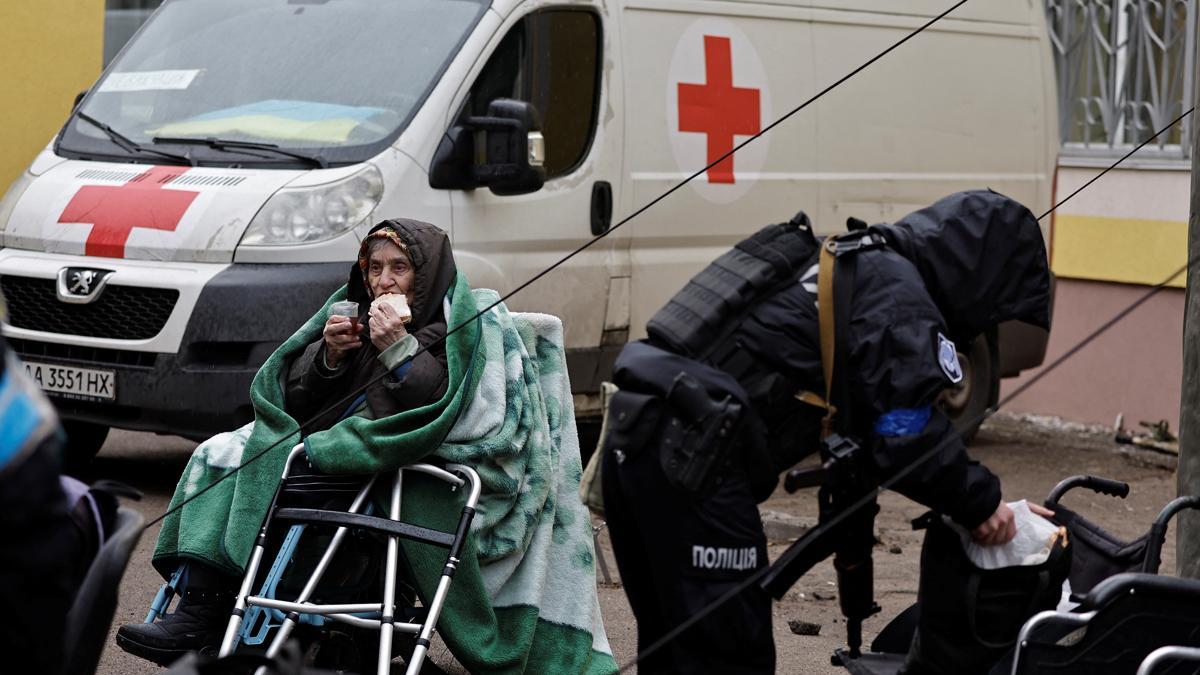 Larysa Kolesnyk, de 82 años, come sentada en una silla de ruedas después de ser evacuada de la ciudad de Irpin, mientras continúa el ataque de Rusia a Ucrania, en las afueras de Kiev, Ucrania