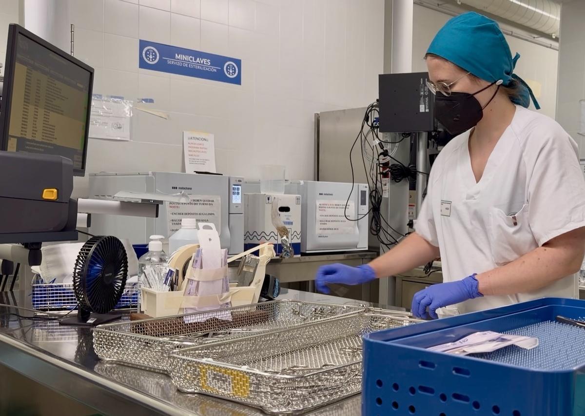 Una profesional del servicio de esterilización.