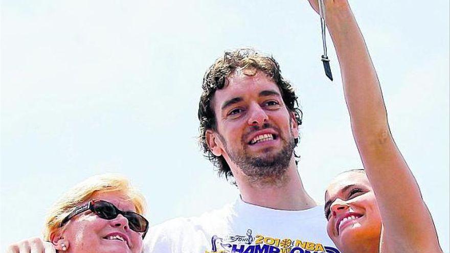 Pau Gasol posa con su expareja, Silvia López, y la madre de ésta cuando los jóvenes visitaban Galicia en sus vacaciones de verano.