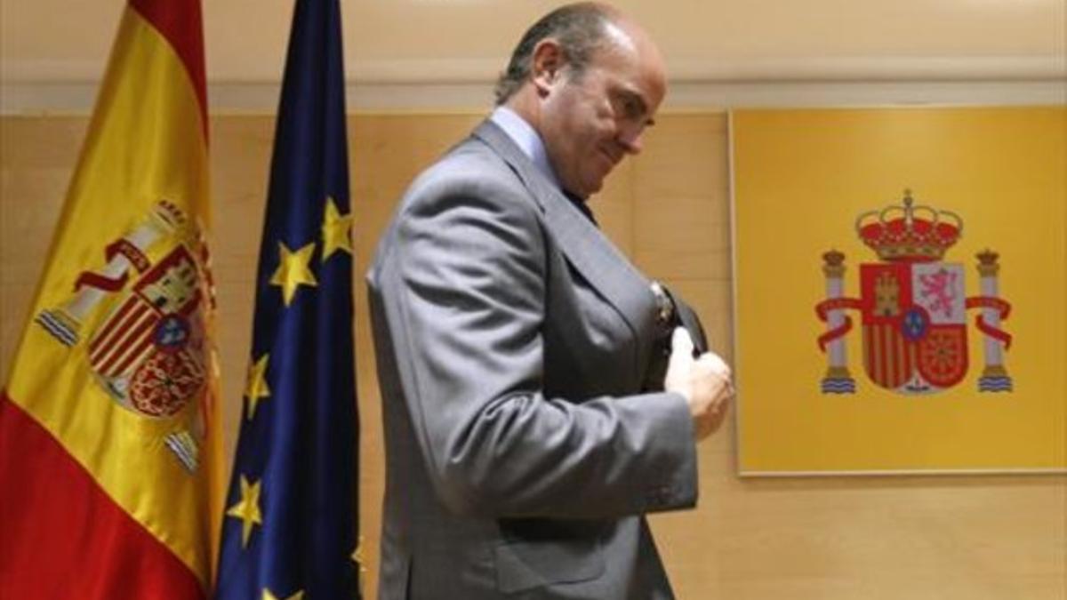 El ministro de Economía, Luis de Guindos, ayer tras la rueda de prensa en el ministerio.
