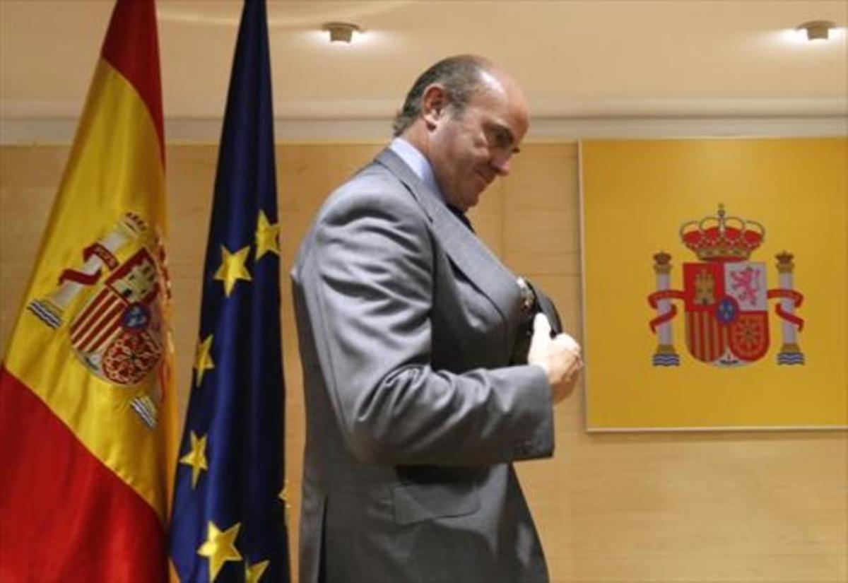El ministre d’Economia, Luisde Guindos, ahir, després de la roda de premsa al ministeri.