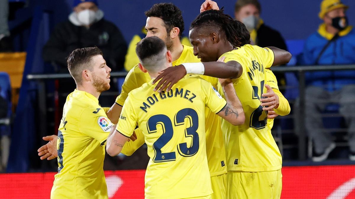 Los jugadores del Villarreal celebran el gol de Dani parejo.