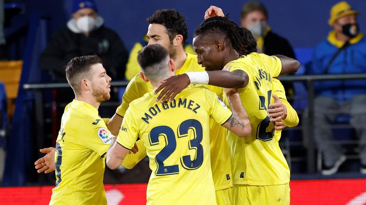 Los jugadores del Villarreal celebran el gol de Dani parejo.