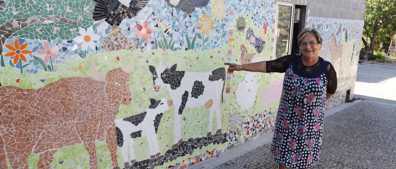 Carmen Souto, con uno de los murales con animales y flores que ha creado en su finca.