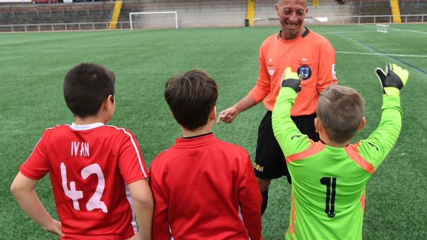 Roberto Campos, con los prebenjamines del Olímpico de Rutis.