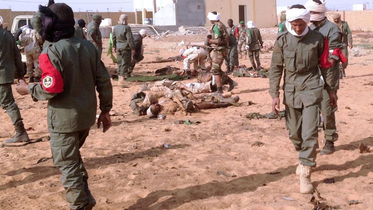 Soldados malienses atienden a los heridos y víctimas en las inmediaciones del lugar del atentado, en Gao, este miércoles.