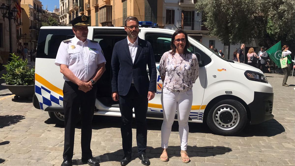 José Hila y Joana Adrover, en la plaza de Cort durante la presentación de los nuevos furgones policiales.