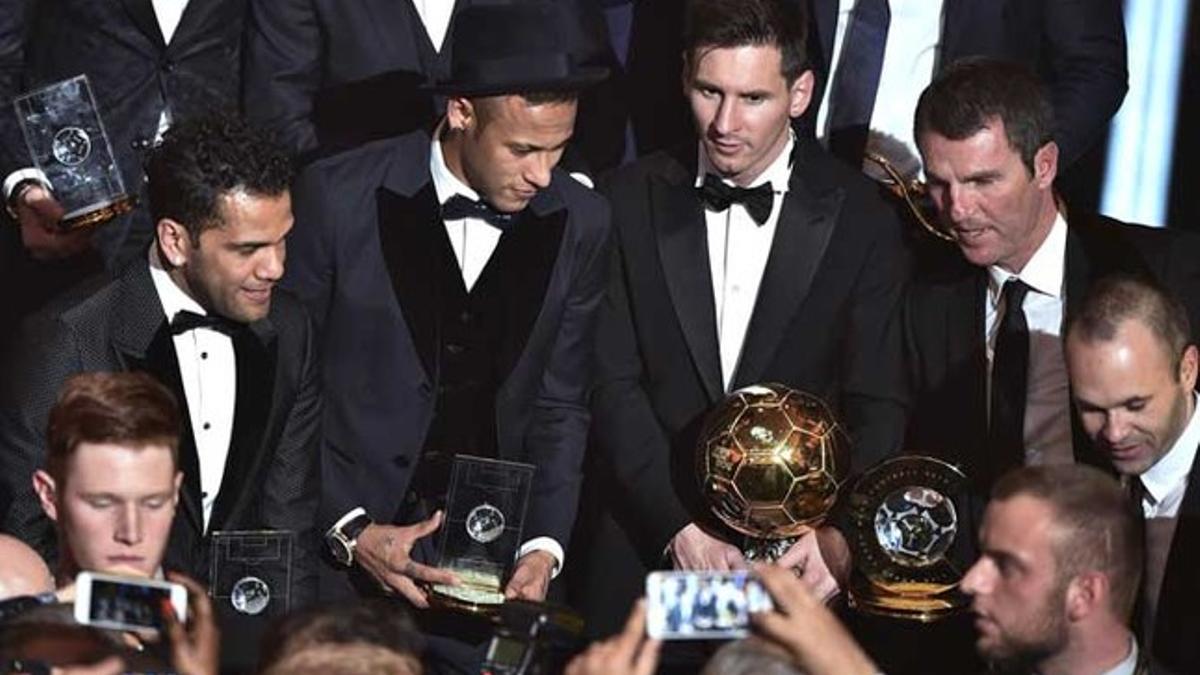 Alves, Neymar, Messi, Robert Fernández e Iniesta durante la gala de los FIFA Balón de Oro 2015