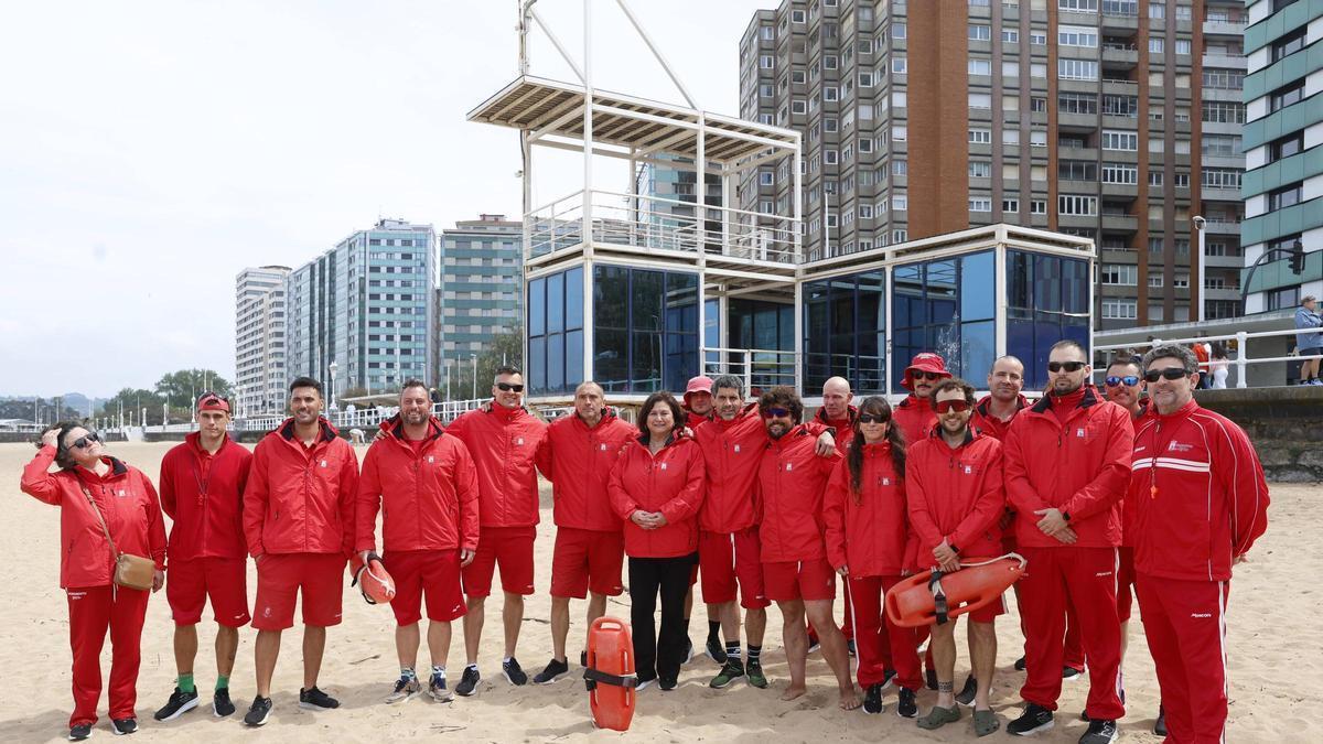 Una marea de 22 socorristas para las playas de Gijón: salvamento inicia su despliegue en la temporada de baños, en imágenes