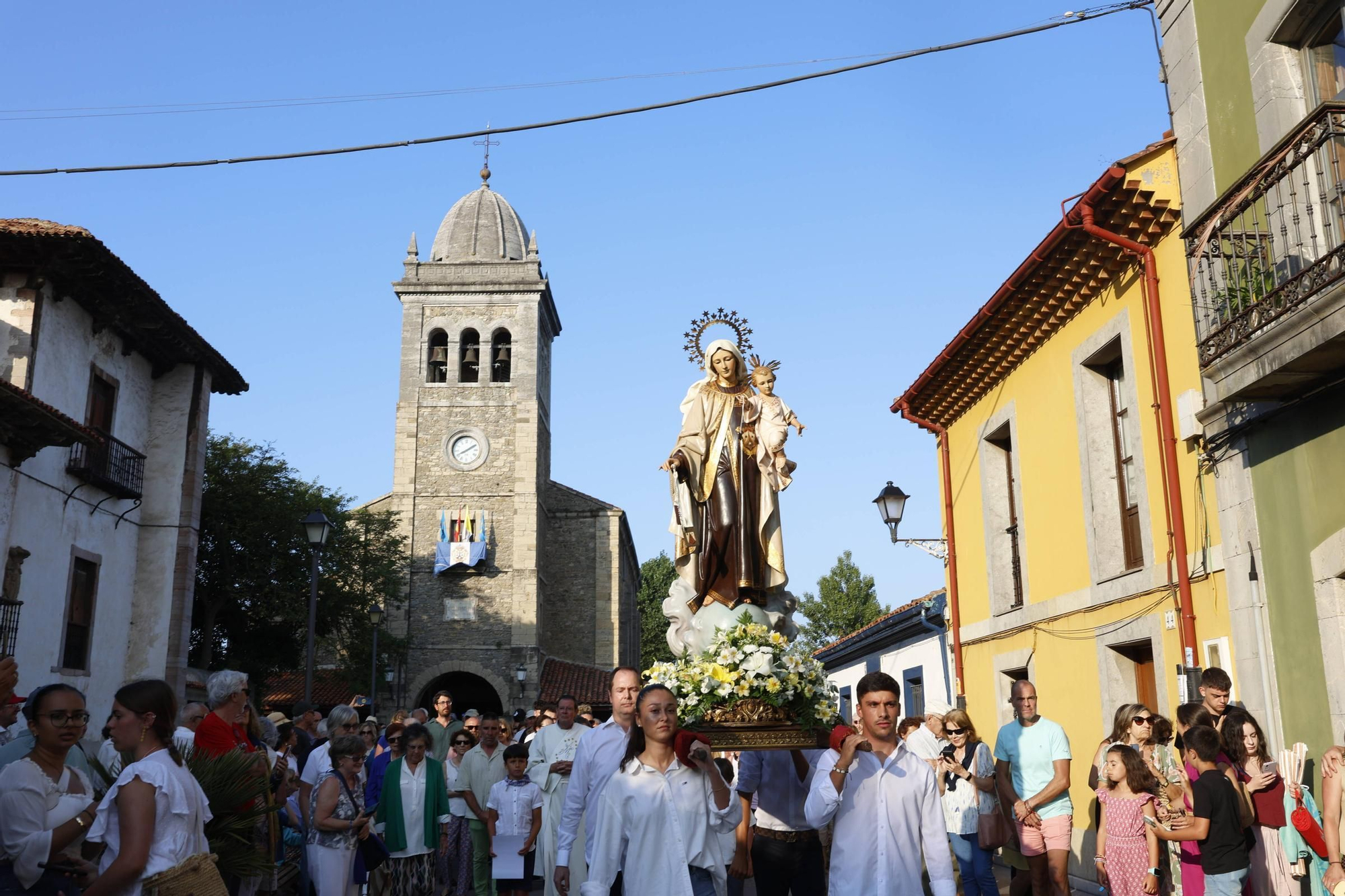 EN IMÁGENES: Multitudinaria procesión del Carmen en Luanco