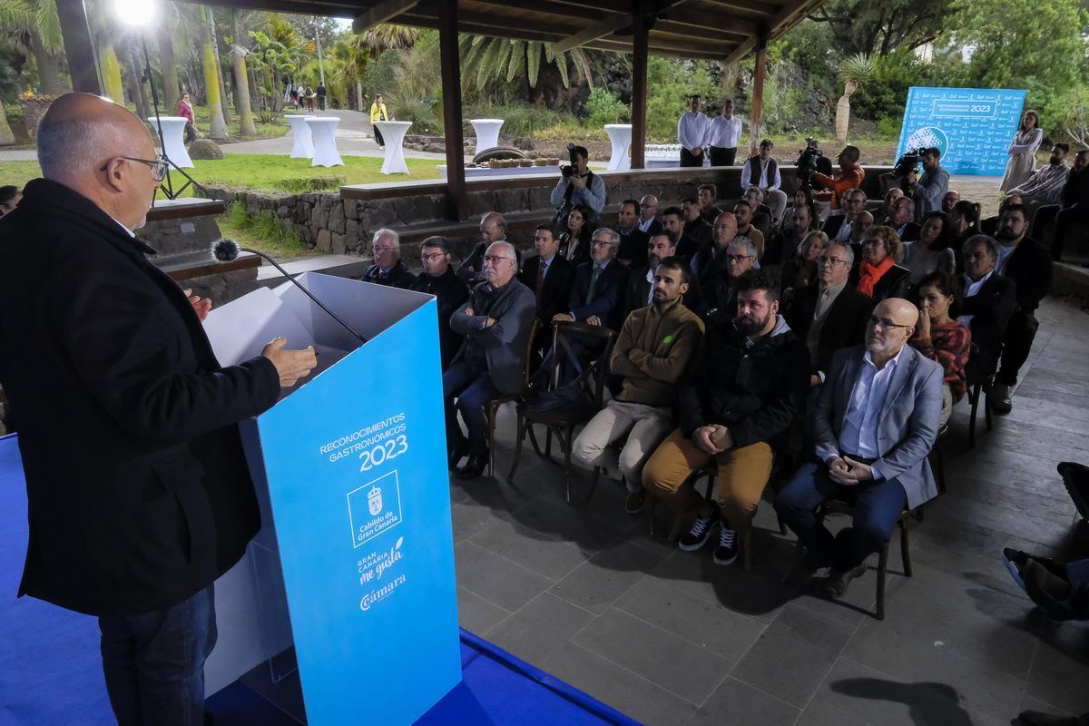El Cabildo homenajea a los galardonados de Gran Canaria por la Guías Michelín y Repsol 2023, en el Jardín Canario.