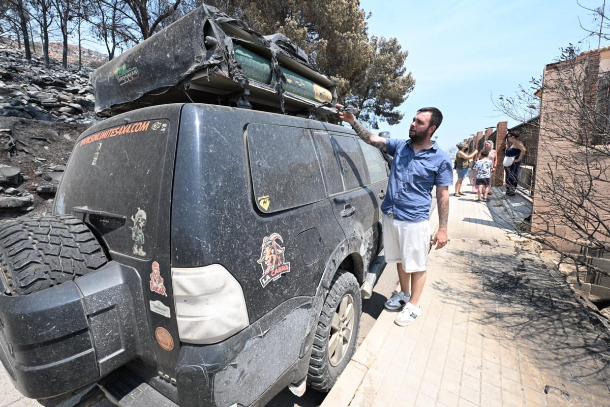 El coche de Víctor, aparcado frente a su casa en Santa Bárbara de la Vilavella, afectado por el fuego solo por un lateral.