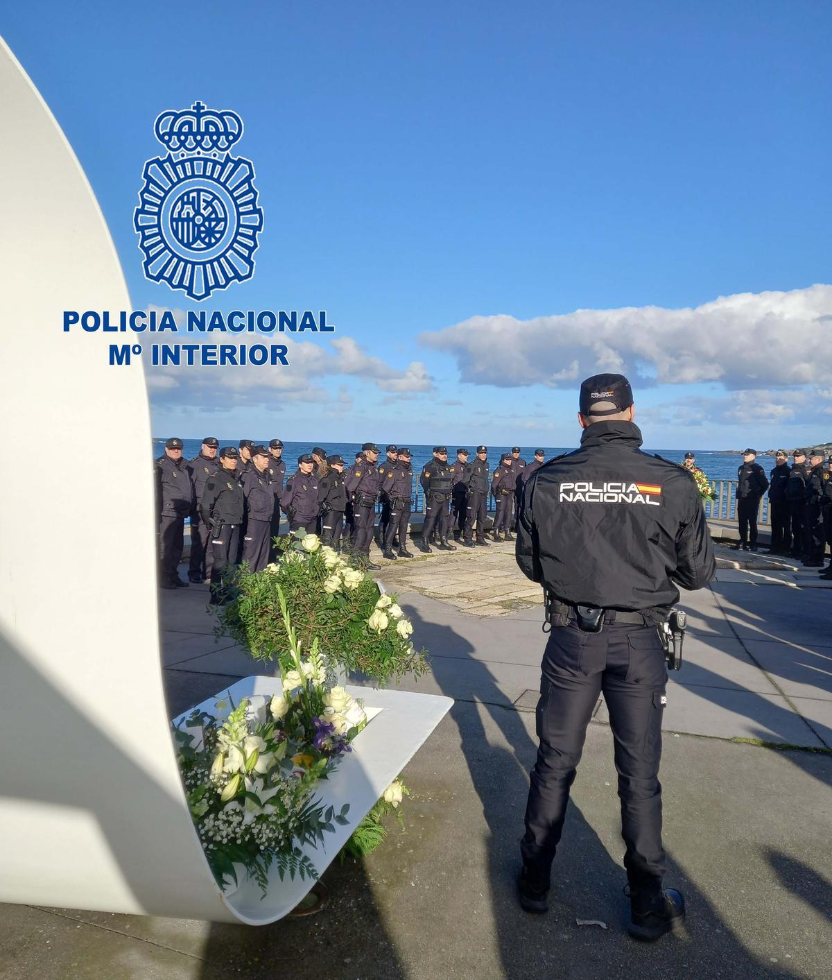 Homenaje de la Policía Nacional en A Coruña a los Héroes del Orzán, hoy en la Coraza.