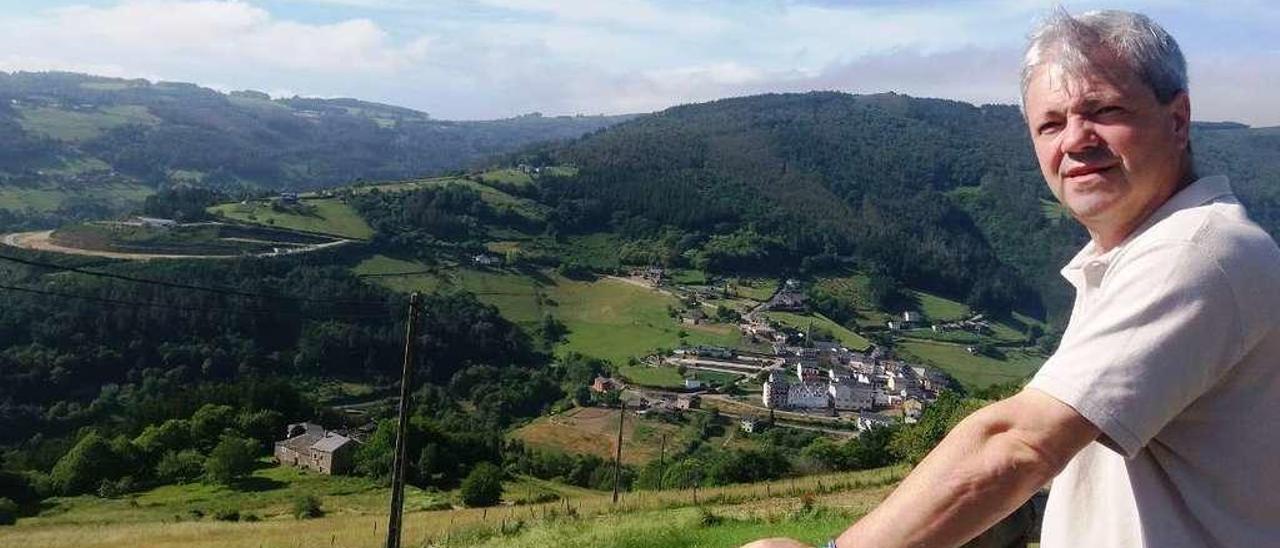 Chema Cotarelo desde Nío, con la villa de Taramundi al fondo.