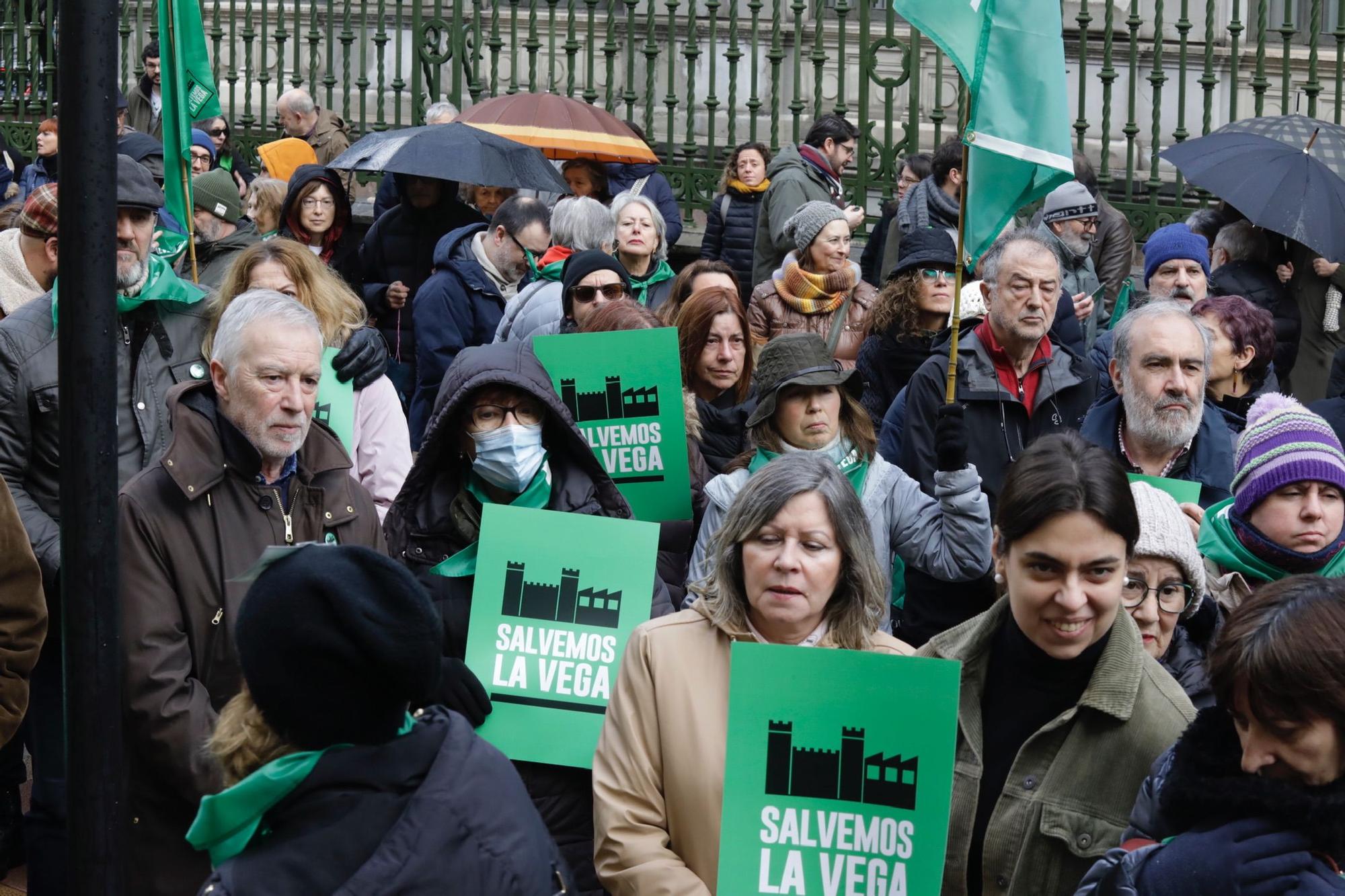 "La Vega no se vende, La Vega se defiende": así fue la concentración de Salvemos La Vega en Oviedo