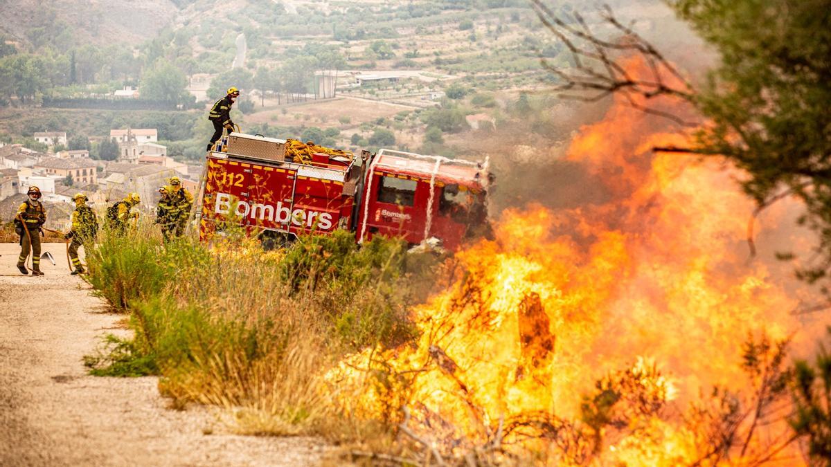 El incendio en la Vall d'Ebo calcina 2.200 hectáreas y se estudian desalojos