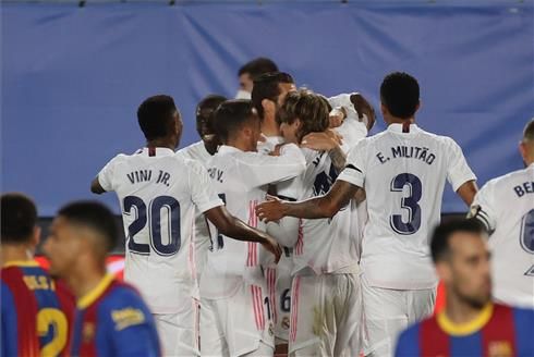 Los jugadores del Madrid celebran uno de los tantos en el Clásico