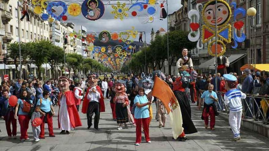 Desfile de gigantes y cabezudos por las calles de Braga.