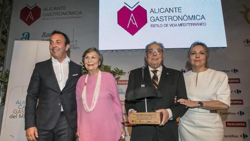 Vicente Castelló, del Nou Manolín, con su mujer Vicen y sus hijos, Silvia y José Juan, en el emotivo homenaje «A toda una vida» que le rindió Alicante Gastronómica ayer en IFA.